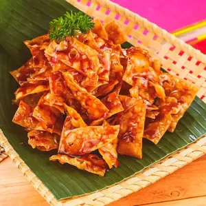 KERUPUK PANGSIT BAWANG PREMIUM PEDAS DAN PEDAS DAUN JERUK MANTAP RENYAH GURIH Food Snacks Keripik Goreng