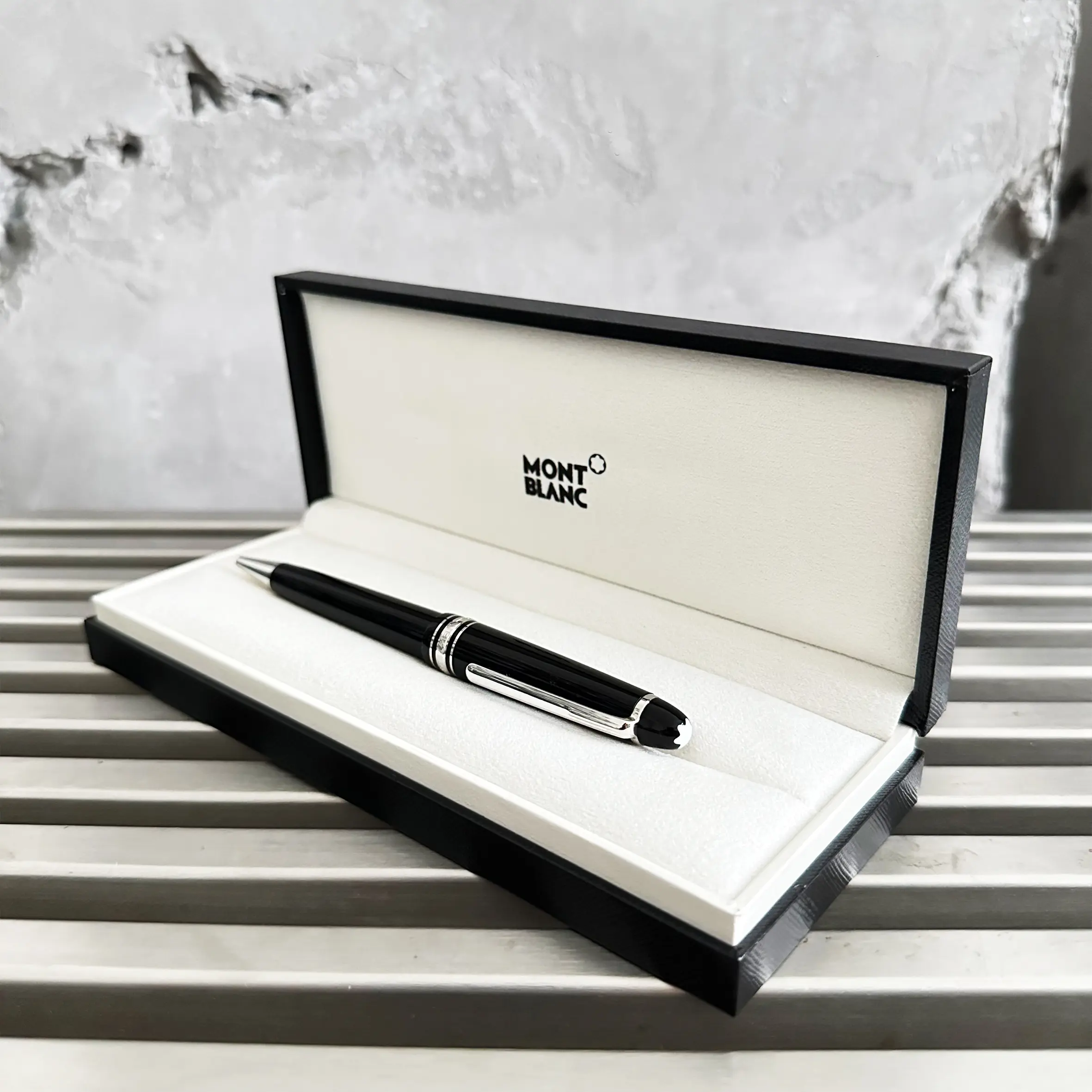 UK3072 Meisterstück Platinum-Coated Ballpoint Pen (Mid-Size)  Black/Platinum