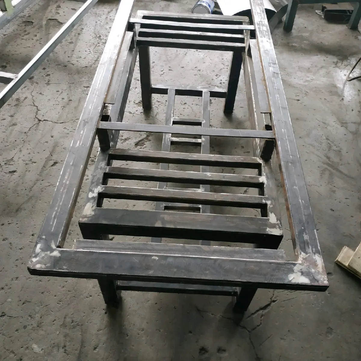 Meja besi Minimalis,Teralis jendela dan Rak bunga