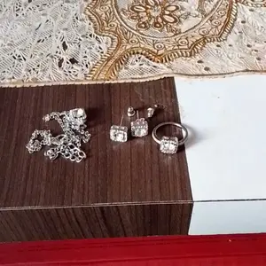 Satu set elegan dan mewah berisi 3 buah perhiasan, terdiri dari kalung, anting, dan cincin bertabur berlian dan zirkon.