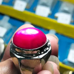 Ruby kerang batu yang merah menyala elegan mewah