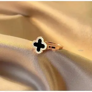 Cincin Titanium Wanita Clover Hitam Cincin Wanita Korea Terbaru Anti Karat Tidak Luntur