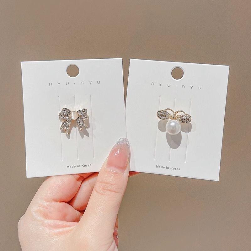 Product Introduction of V-Neck Anti-Exposure Buckle Brooch for Women 1