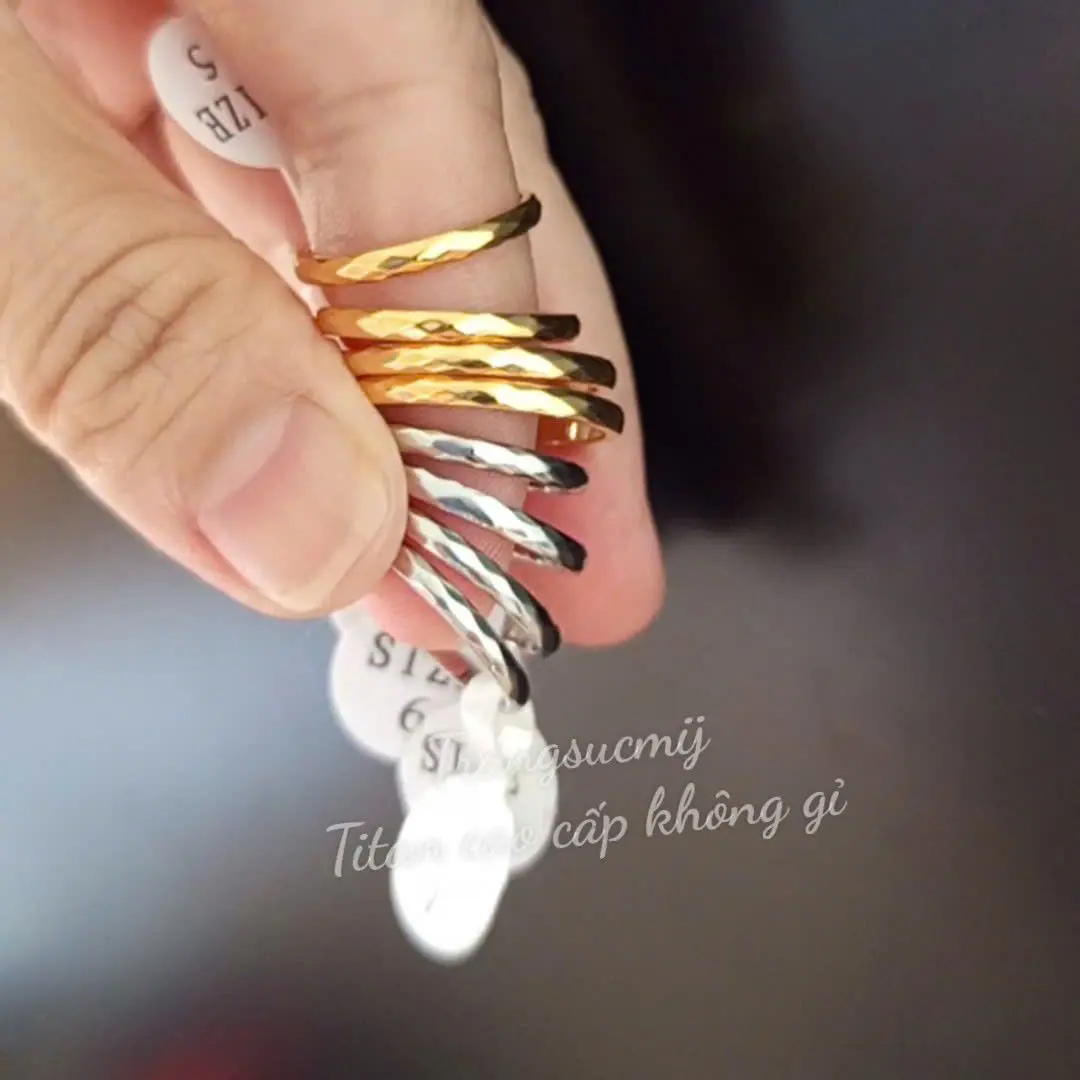 Nhẫn Titan Chạm Hoạ Tiết kim cương bản mảnh đơn giản