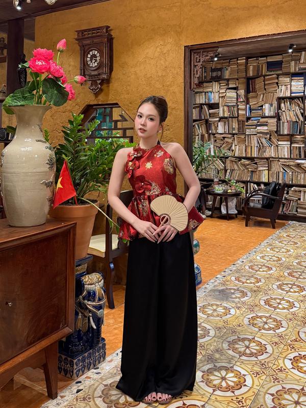 Set áo yếm gấm buộc cổ đính hoa quần lụa lưng chun Mẫu mới Tết 2026 Ảnh thật sẵn