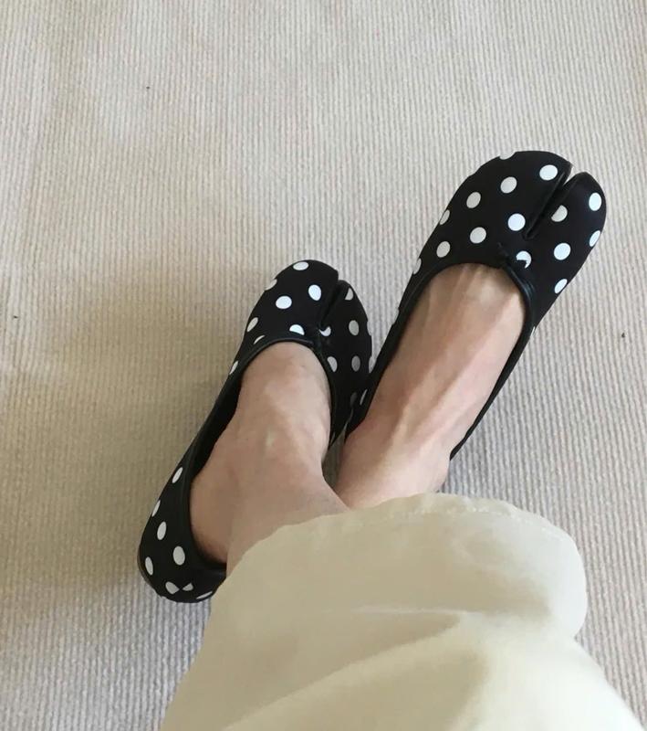 CNDSHOE Giày Búp Bê Bệt Đen Chấm Bi Mũi Heo Chop Ngón Chân Móng Ngựa Horsehoes Đế Bằng Lụa Satin Size 35-40 Happy Feeling Giày Nữ Guốc Cao Gót Retro Mũi Vuông giay luoi nu dep