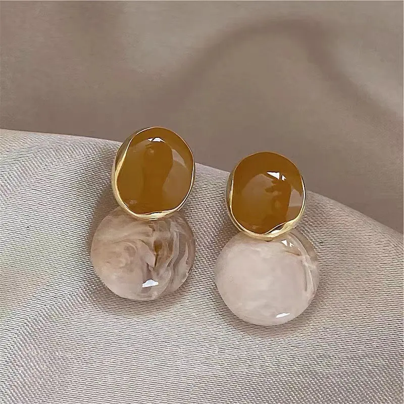 A pair of autumn and winter retro earrings for women, irregular enamel earrings, high-end earrings, exquisite earrings