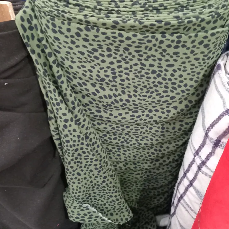 kain Rosecrepe Motif Bunga Warna Merah maroon dan Biru muda 1