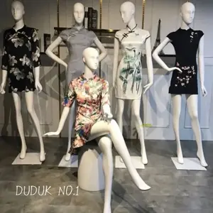 FULLBODY POSE DUDUK CEWEK ALIEN BAHAN FIBERGLASS PUTIH