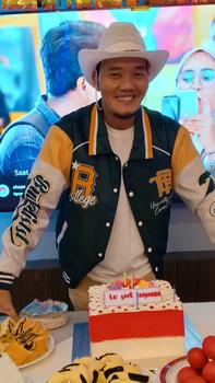 Product Review of BRUTALIST Jaket Varsity Pria Wanita Keren Casual Tebal Jacket Baseball Distro Printing Premium Vintage Cheetos Bomber from U**E X**N 0