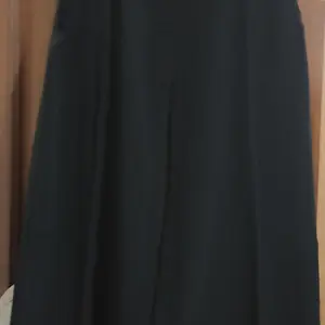 Elmina Hijab Naura Vest Outer Sleeveless V-neck Kancing Dada Flowy Jatuh All Size Fit To XL Panjang 112 cm Bagian Belakang Shakila Bagian Depan Yoryou