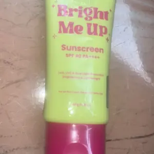 [READY] SCORA Bright Me Up Sunscreen 40 gr Sunblock Mencerahkan Melindungi UV Menyerap Cepat Glowing Sepanjang Hari