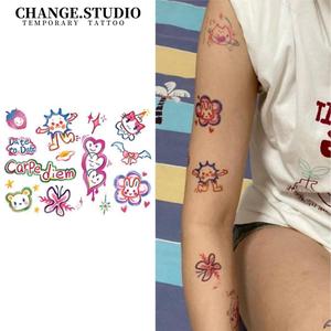 รอยสักสีกราฟฟิตี้ รอยสักชั่วคราว ต่ออายุได้ 7 วัน กันน้ำและกันรอยขีดข่วน สติ๊กเกอร์รอยสัก