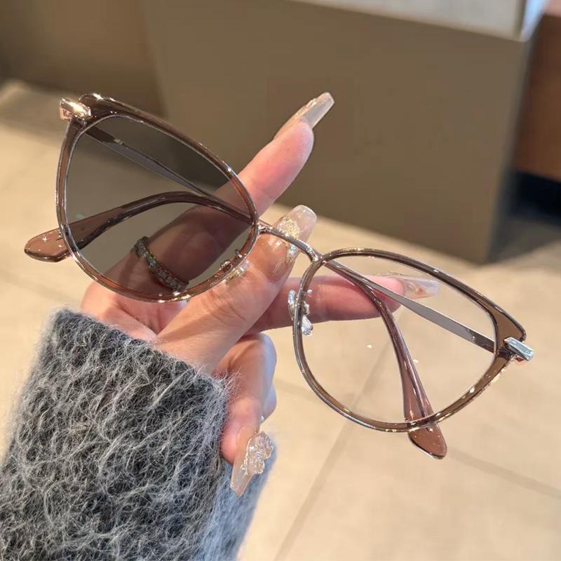  【Vận chuyển từ Việt Nam  Kính đổi màu mắt mèo mới kính cận thị cận thị 0,5~4,0 độ tròng kính tự động kính mắt mèo kính râm UV400 đổi màu chất lượng cao cho nam và nữ chống ánh sáng xanh kính cận thị tròng kính tự động + bộ lọc ánh sáng xanh 