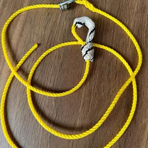 Tali Ayam Rajut lembut di kaki ayam