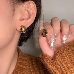 Mamoma.things - Anting Tusuk Vintage Retro Batu Warna Coklat Stone Brown Series Giok Variasi Emas Gold [Datu]