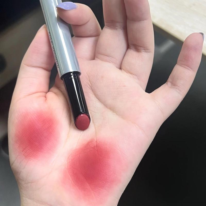 AZTK Lip Glaze là loại son môi dạng kem lì, không dễ phai màu, không dính vào da mặt hoặc thành cốc.