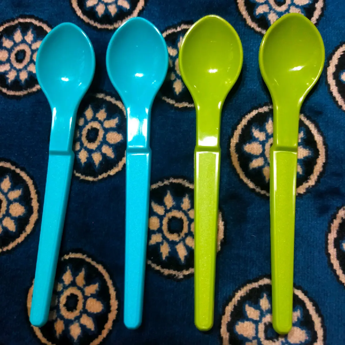 Hang spoon tupperware