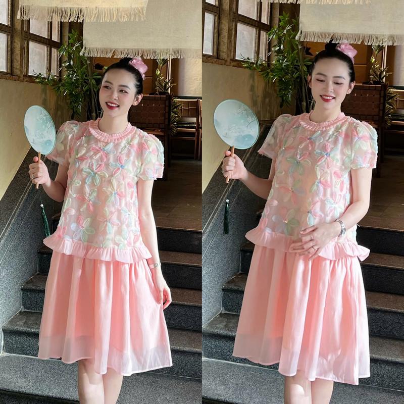  Đầm bầu  Tết tơ KIMSA  dáng đuôi cá cổ nhún bèo nhẹ nhàng năng động  trong dịp cuối năm xinh xắn nhẹ nhàng. 