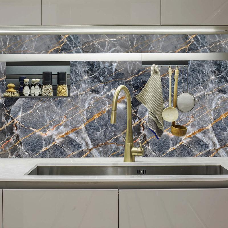 Wallpaper Dapur Anti Minyak dan Panas – Motif marmer 3D, bahan aluminium foil, ukuran 60cm x 6m per roll. Cocok sebagai stiker kertas pelapis dapur yang tahan lama dan praktis 2