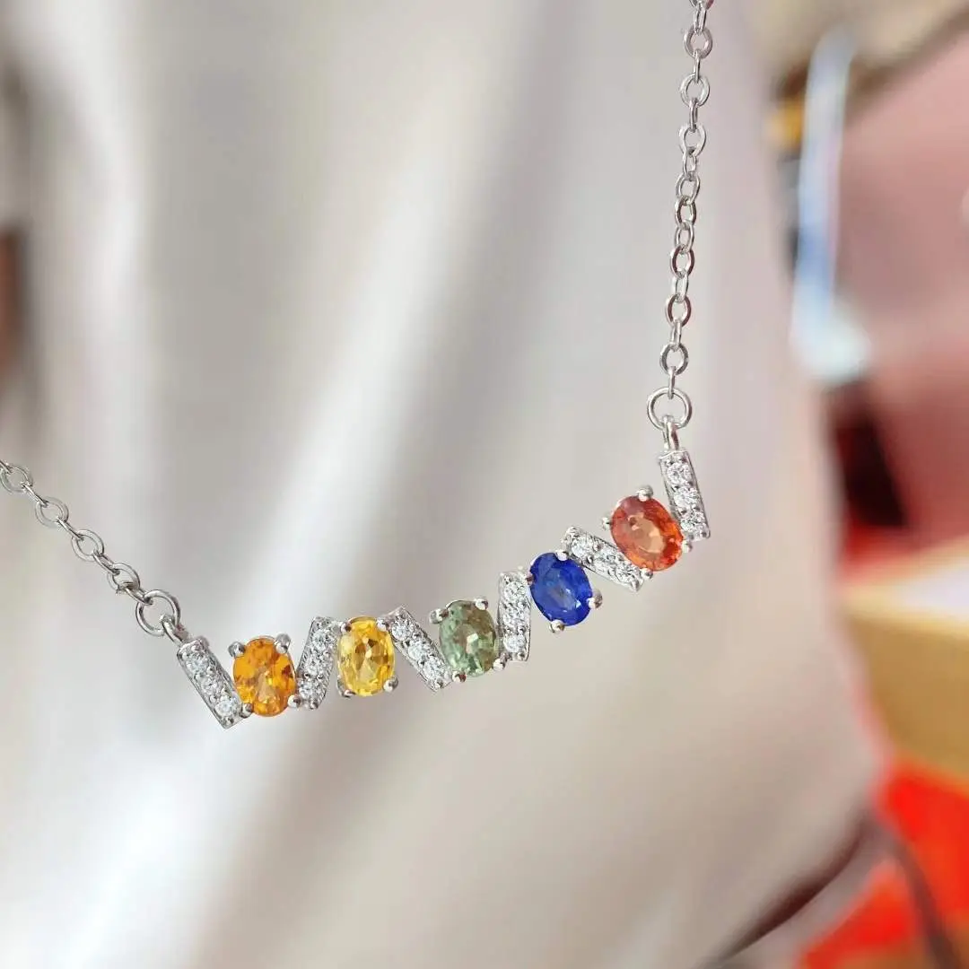 The new colourful blue pendant natural colourful sapphire necklace is transparent and full of fire colour, the main stone is 4-'3mm, and the master is inlaid with bright
