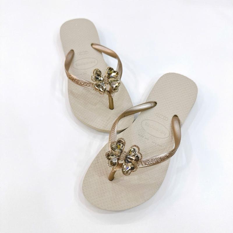 Tổng Hợp Dép Havaianas Nữ Slim Gắn Kèm Charm Cỏ 4 Lá - Từ Brazil - Cao su non tự nhiên, chống trơn trượt - Thu Hường Havai
