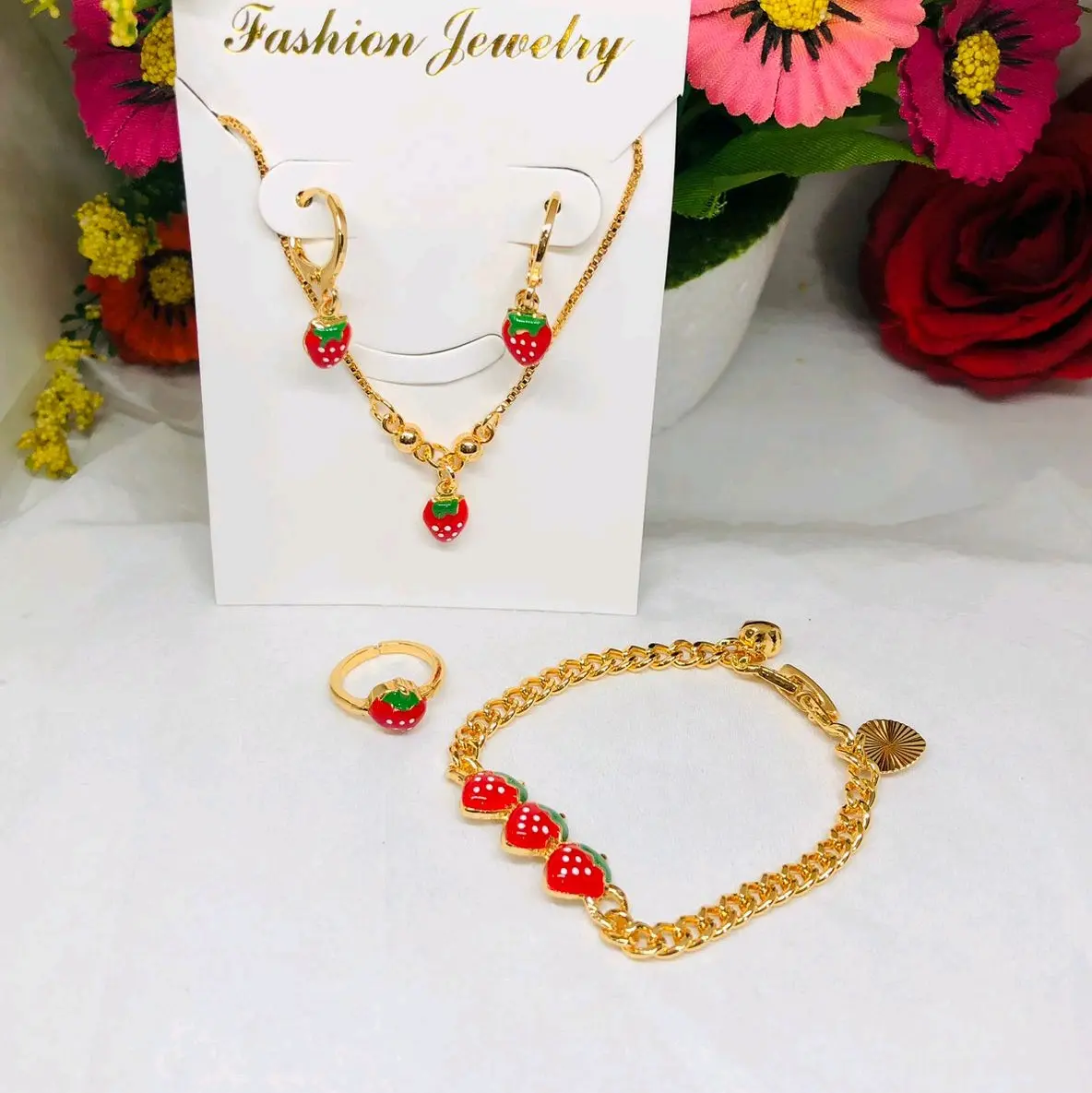 Satu set perhiasan anak motif stowbery kekinian titanium anti luntur Fashion