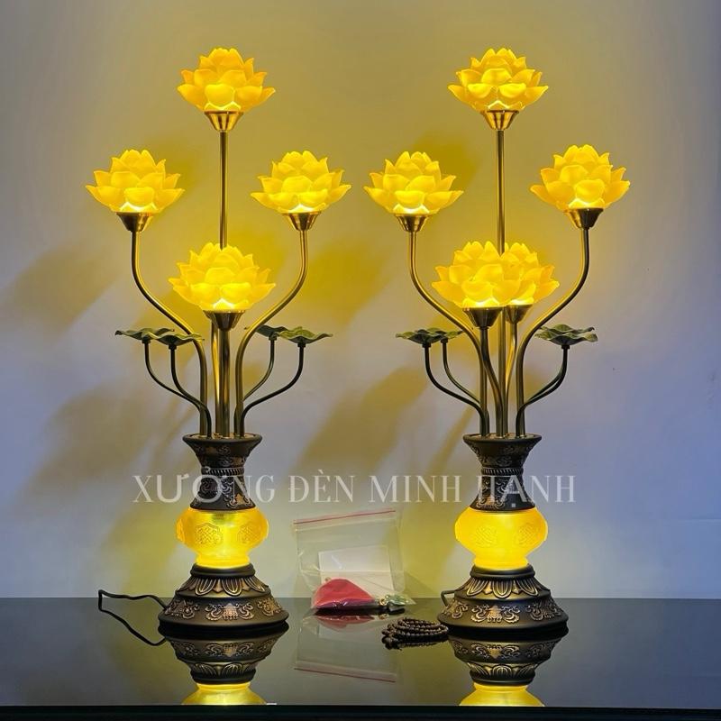    Tặng Kèm Chuỗi Trầm 108 Hạt   Đèn Thờ 5 Bông Hoa Sen Dáng Tay Dâng Phật - Thân Nâu Đế Trạm Khắc Hoa Văn | Cao 73cm | Giá 1 Đôi 