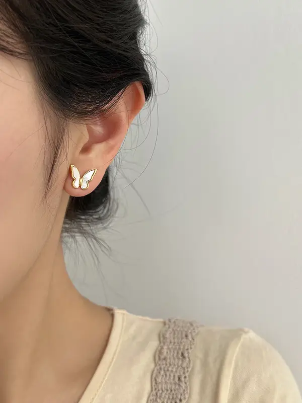 GS Aksesoris Anting Elegant White Pearl Butterfly Earrings with Gold Accents Anting Mutiara Putih Chic dengan Aksen Emas Kupu-Kupu Korean LookAA0015 5