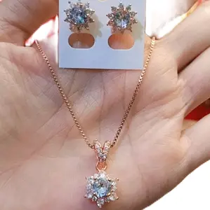 set kalung,anting . bahan vier lapis kristal. anti gatal. anti luntur .