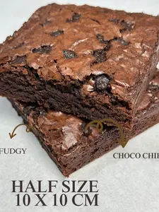Mini size fudgy brownies toping choco chip size 10 x 10 cm