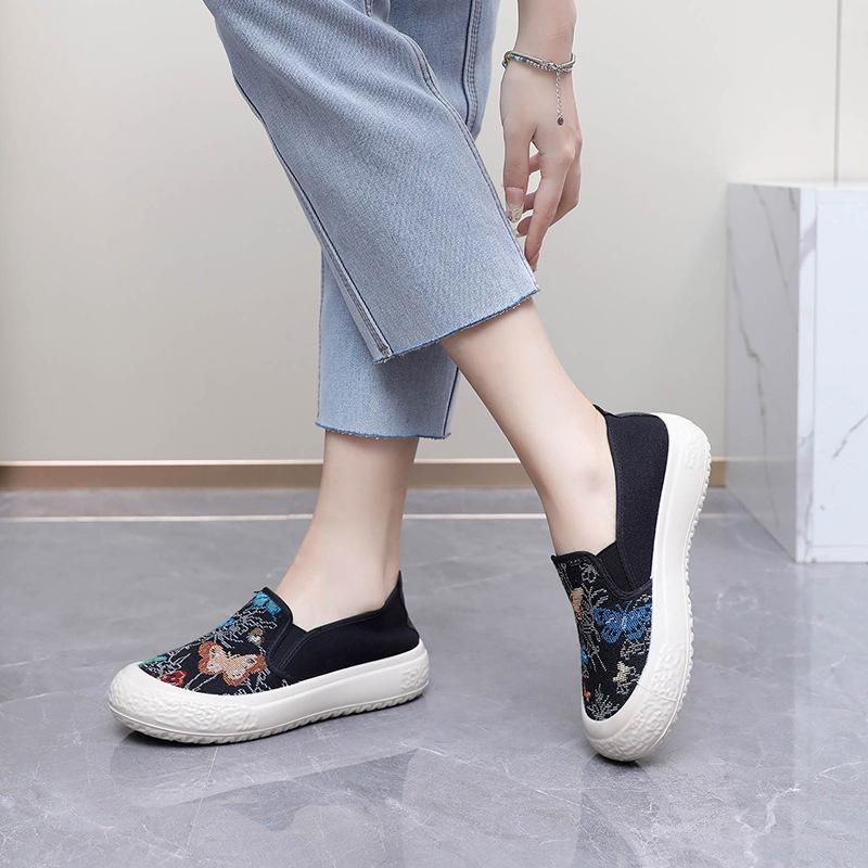 NW059 Sepatu Slip On Wanita Motif Kupu-Kupu 1