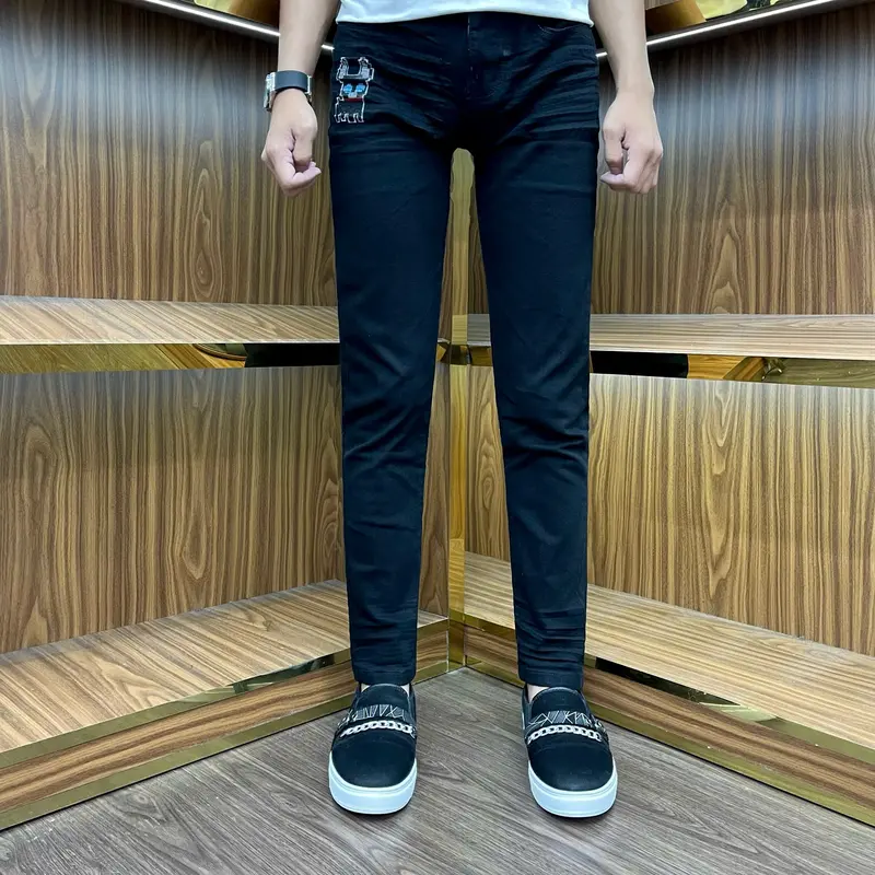 Tổng hợp 8 mẫu quần jeans đen xanh đơn giản có bốn cúc đẹp 1