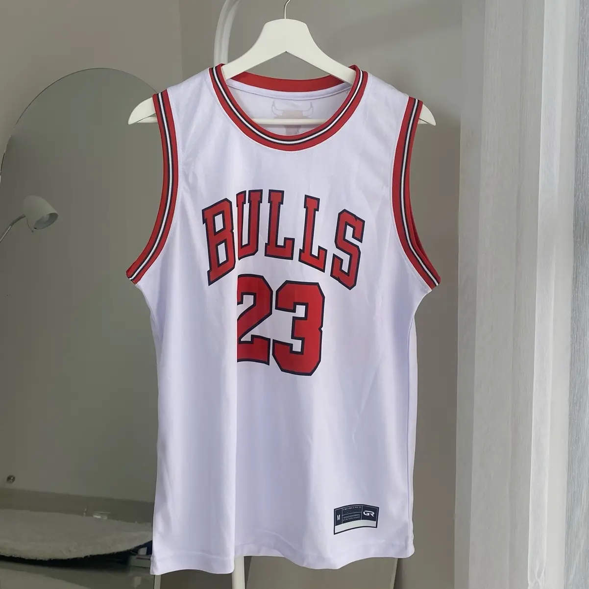 JERSEY CELANA BASKET  23 PUTIH LIST MERAH SWINGMAN