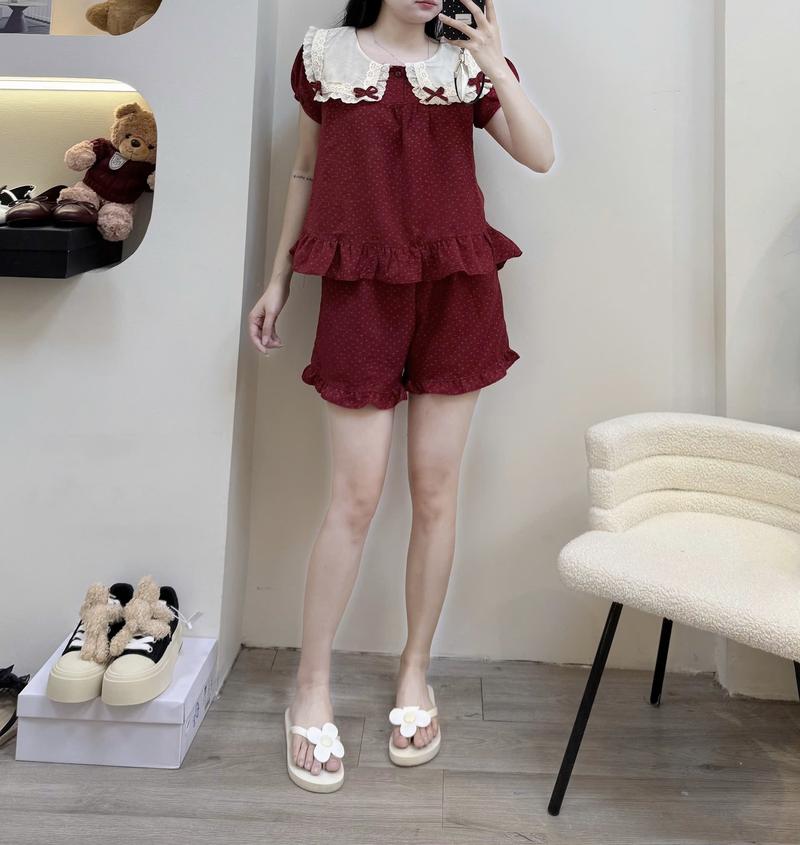 Product Introduction of Bộ đồ ngủ mặc nhà nữ Hh  áo cộc tay bồng nhẹ cổ vuông hải quan thuỷ thủ bản to màu be phối viền ren đính 4 chiếc nơ dáng áo baby xoè rộng quần cộc gấu quần bèo hoạ tiết hoa in chìm chất liệu đũi hàn mềm êm mát lạnh 1