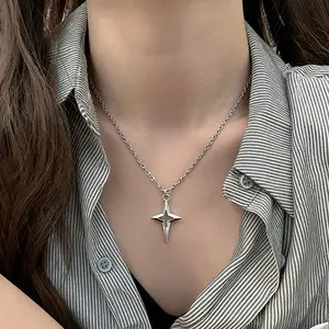 Kalung Kalung Berlian Bintang Minimalis Kalung Bintang Utara Berongga Rantai Sweater Hip-Hop Unisex Kalung Baja Titanium yang Elegan Tahan Lama dan Anti Karat Aksesori Mode Sehari-hari Hadiah Sempurna untuk Liburan atau Ulang Tahun
