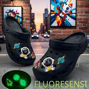 Sandal unisex Baim, motif kartun berpendar, sol datar karet EVA, nyaman dan anti selip.