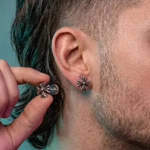 Anting Magnet Logo Independent Pria Anti-Tindik 3D No Piercing Diameter 5.5mm Material Anti-karat & Anti-alergi Warna Black Antique Silver