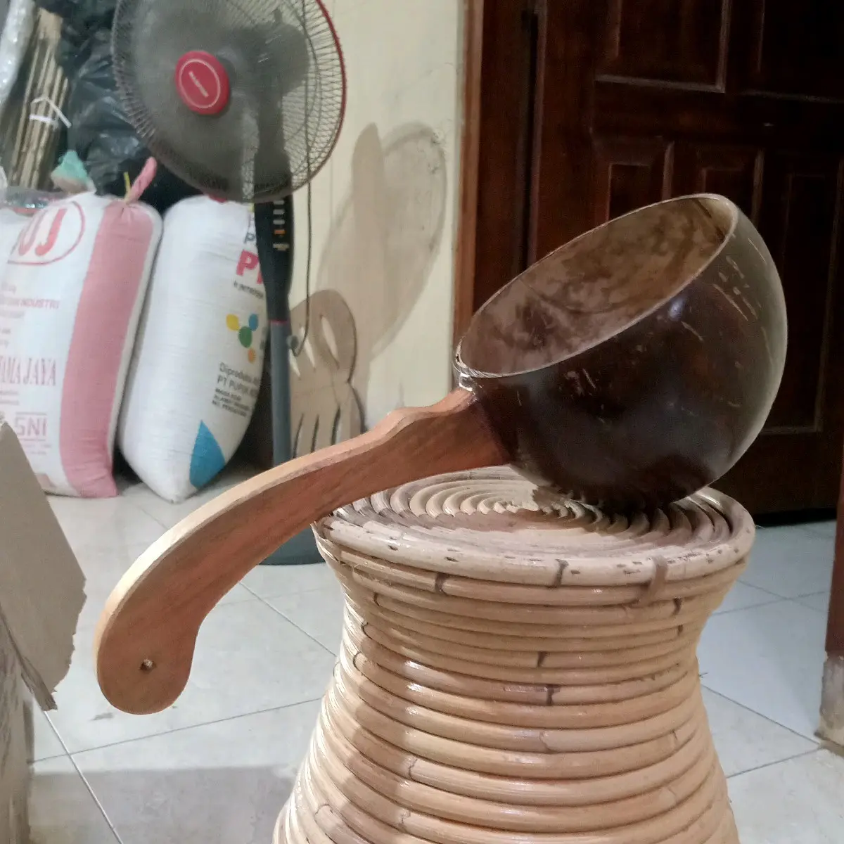Batok gayung, siwur batok kelapa, gayung siraman.