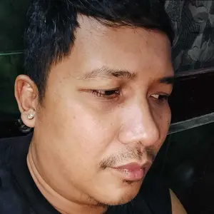 Anting Magnet Pria Wanita Diamond Mirip Tindik Desain Elegan Bahan Titanium Anti Karat Fleksibel untuk Kedua Gender Bridal Hoop Stud Earrings Tanpa Ear Cuff Polos Hemat Stylish clover kekinian