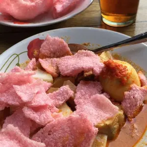 Lontong sayur, yang memiliki rasa enak dan gurih