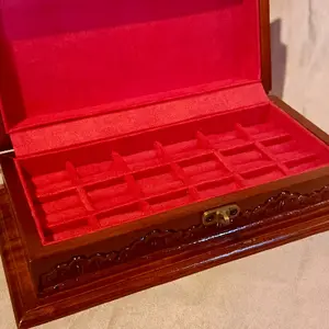 Kotak Cincin 18 Ring Jumbo Kayu Mahoni dengan Lapisan Merah Mewah dan Desain Elegan untuk Penyimpanan Perhiasan