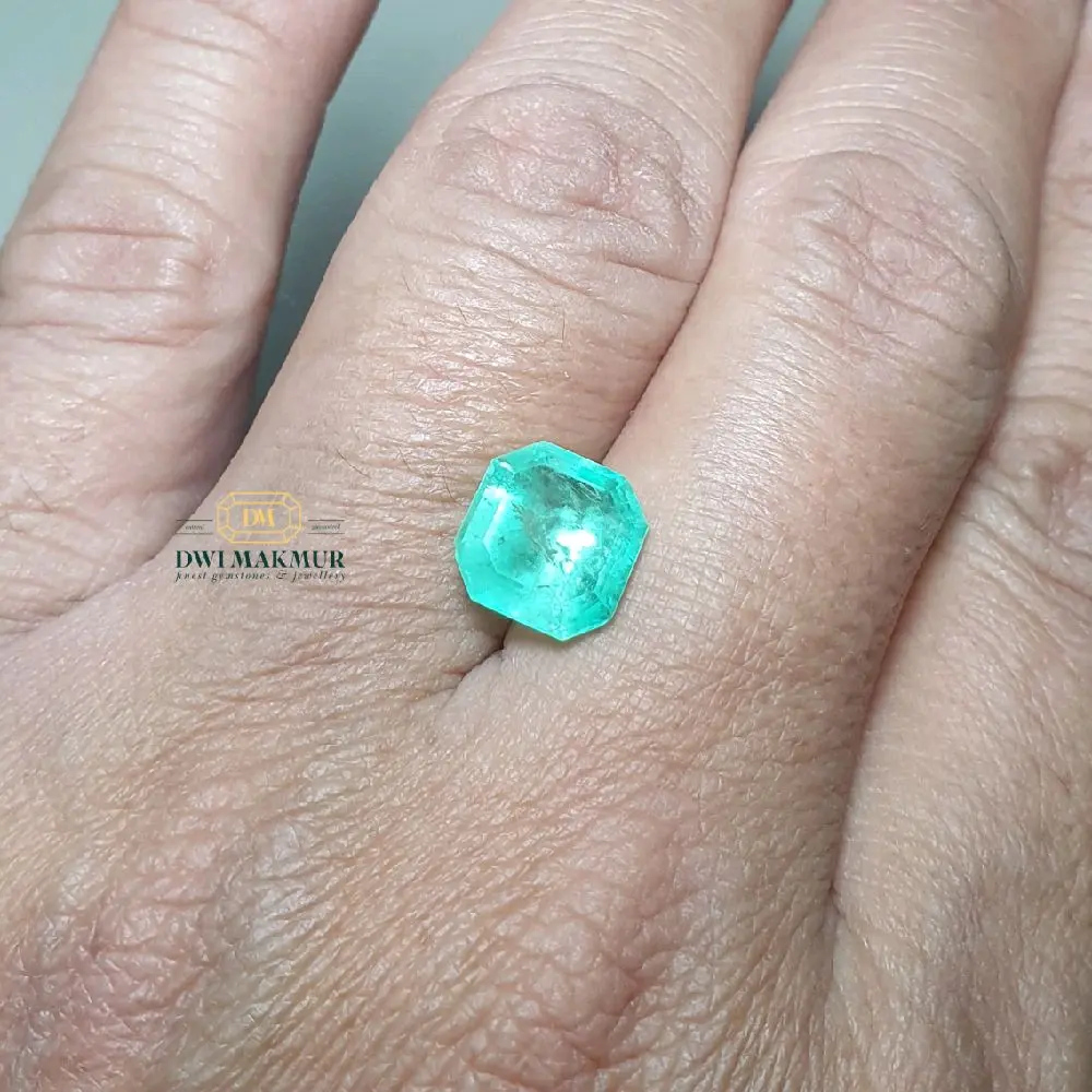 Certified,Sparkling,Minor Oil 3.73 Ct EMERALD Colombia