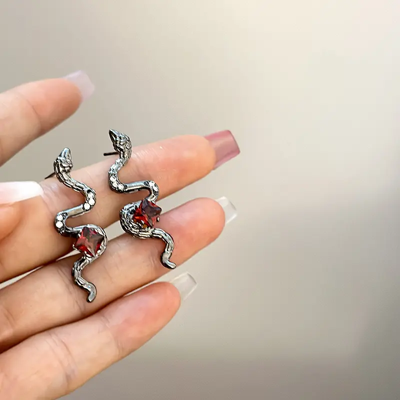 Elegant snake shaped niche earrings for women, new high-end earrings for women, high-end earrings for women, light luxury earrings