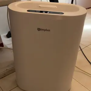 【SPECIAL PROMO】Simplus Dehumidifier + Air Purifier C9 Dual-Core 650ml/Hari Dehumidifikasi Efisien Tangki Air Besar 2,5L Mode Tidur Dengan Kotak Magnetik Diffuser Aroma Citrus & Woody untuk Kamar Tidur Lemari Baju Ruang Tamu Mengurangi Kelembapan CUSH009-1