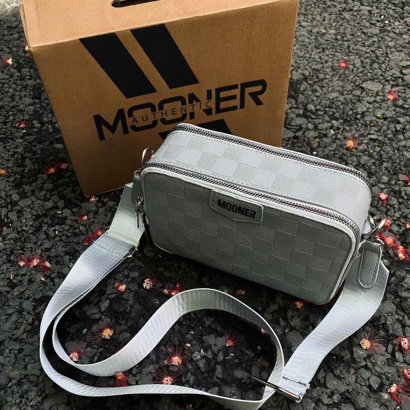  Túi đeo chéo MOONER nam nữ   FULL BOX + HỘP TẶNG QUÀ   kích thước 18.5 x 11 x 6.5 cm mẫu basic kiểu dáng unisex chi tiết tỉ mỉ về da đeo vai 
