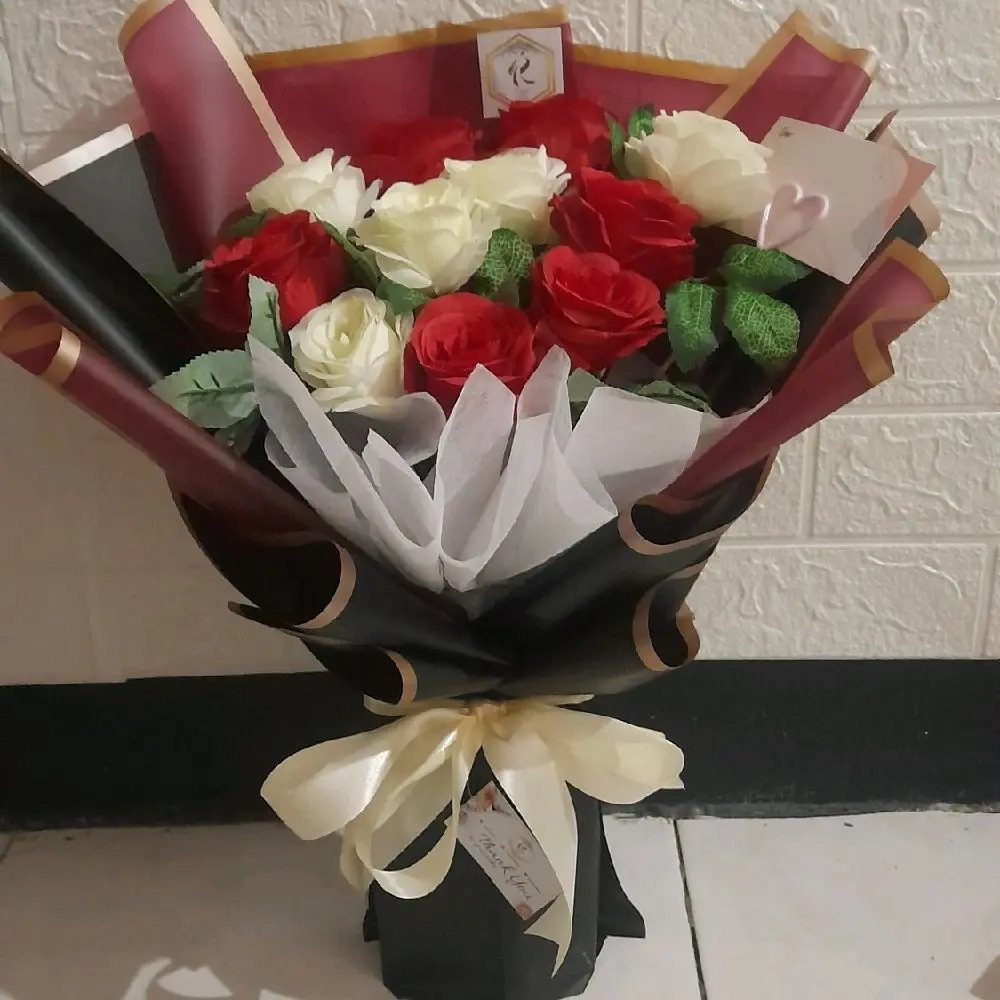 Buket Bunga Mawar merah dan mawar putih ( Artificial ) ( 3 )