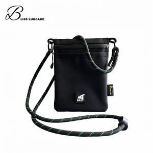 กระเป๋าสะพายข้าง, กระเป๋าใบเล็ก, Unisex, มีให้เลือกหลากหลาย, น้ำหนักเบาและกะทัดรัด, กันน้ำและทนต่อการสึกหรอ, เรียบง่ายและพกพาสะดวก, รุ่นปี 2025