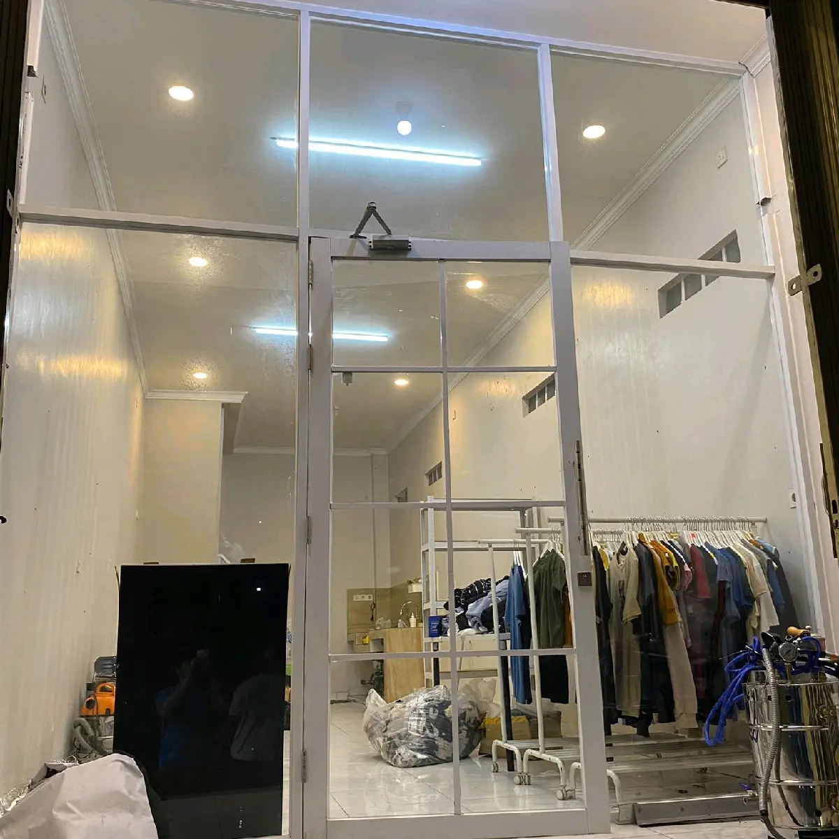 PINTU KACA ALUMINIUM DAN PARTISI KACA ALUMINIUM