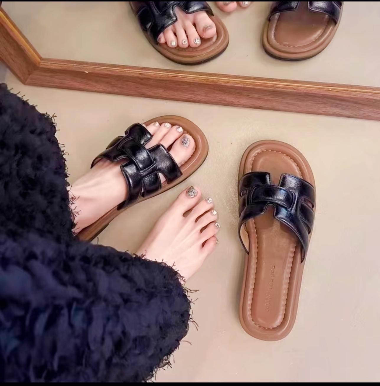 Sandal Wanita Stylish PVC Sol Lembut Anti Selip Ukuran 36-41 Tren Korea Casual Premium Untuk Kegiatan Luar Ruangan